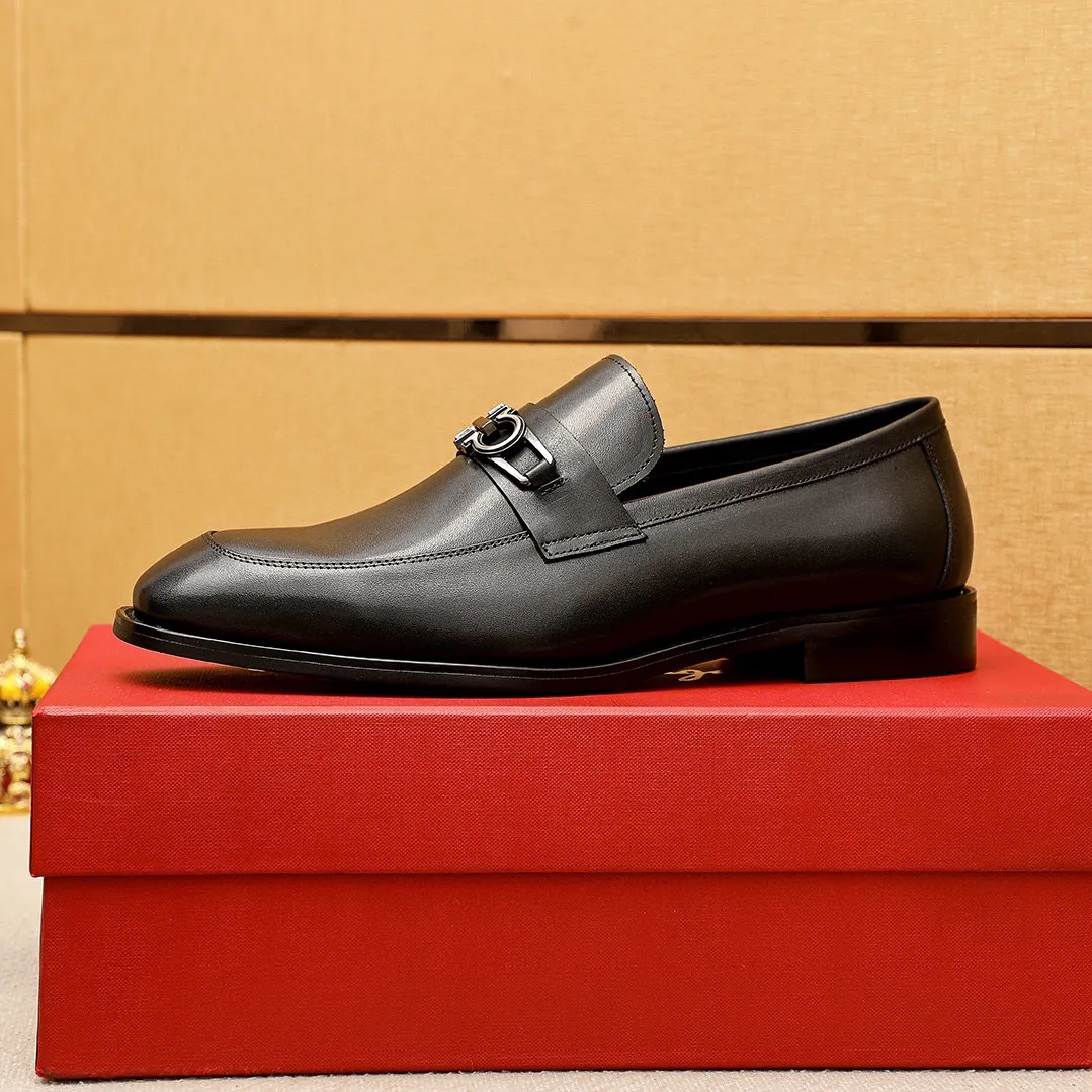 Men's shoes 💰480 💐 Product trademark: Ferragamo "Ferragamo" casual leather shoes Regular size: 38-44 (45.46🉑️customized) Product materials: Selected imported first-layer calfskin upper + luxury hardware buckle, imported water-dyed cow leather lining. Strong three-dimensional visual effect, original rubber outsole Color: 1⃣️color optional
